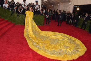 Rihanna in gele jurk met gigantische sleep Stylight