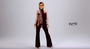Stylight model als jaren 70 hippie met broek met wijde pijpen en grote zonnebril