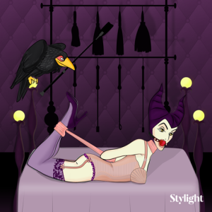 Stylight Maleficent als meesteres op bed met zwarte kraai