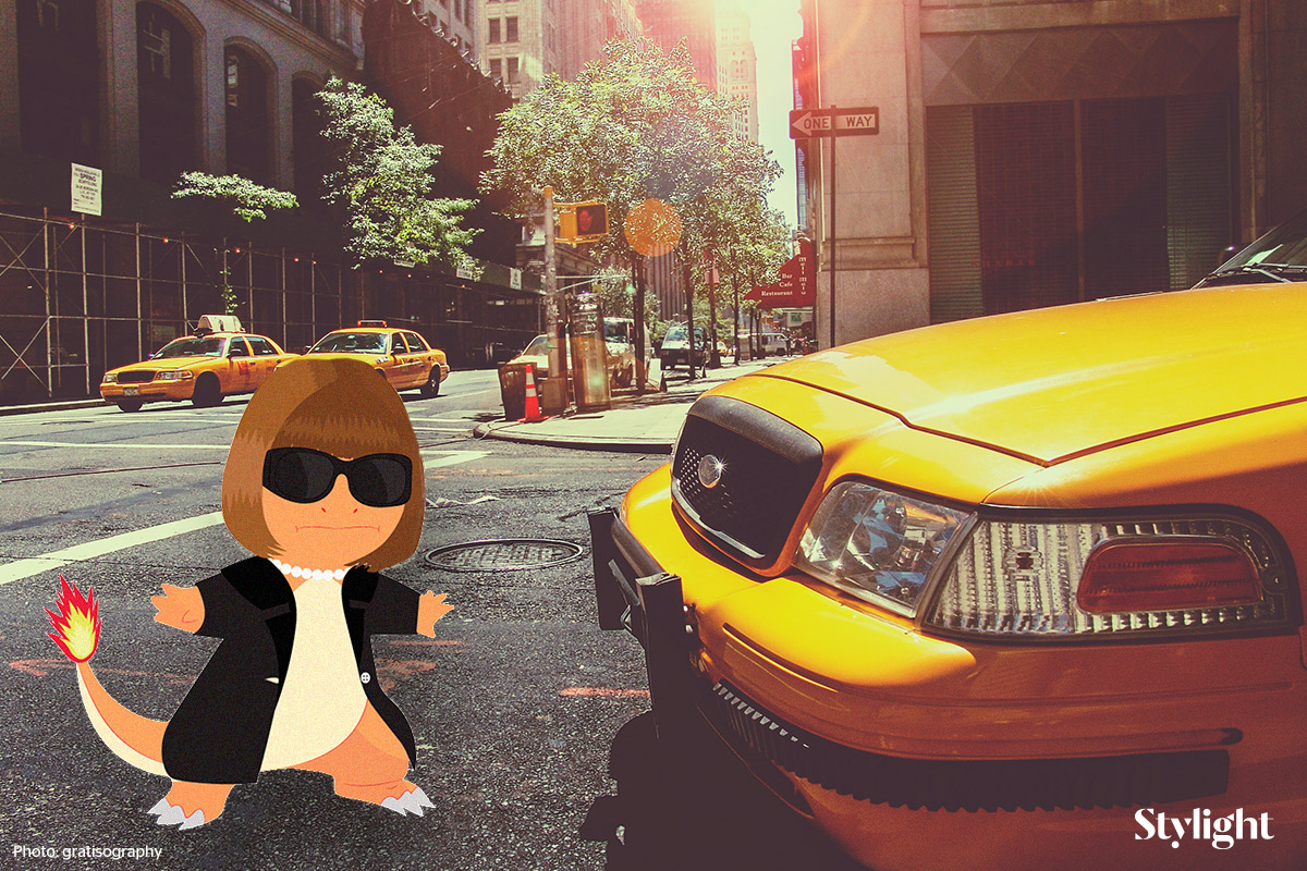 Stylight Anna Wintour als Pokemon in New York naast gele taxi