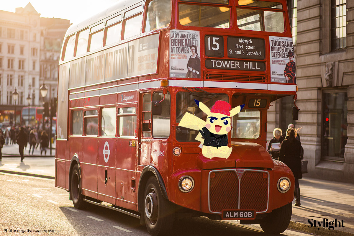 Stylight Cara Delevingne als Pokemon in Londen bij rode dubbeldekker bus