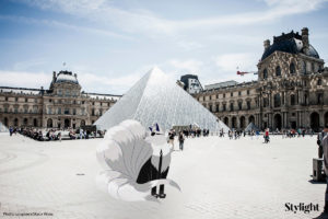 Stylight Karl Lagerfeld als Pokemon bij het Louvre in Parijs