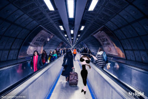 Stylight Victoria Beckham als Pokemon op de roltrap in de Londense metro